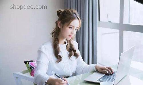 高考后挑行李女生与接受资助者的选择对比